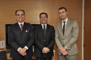 João Moraes entre os sócios do escritório FBlaw, Renato Pacheco Neto e José Vicente Gera Jr.