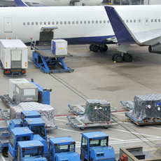 Transporte aéreo global de cargas desacelera em março