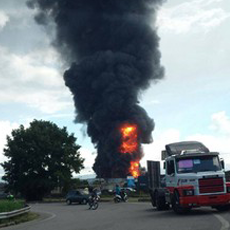Trânsito teve que ser desviado após incêndio no bairro Alemoa (Foto: Felipe Zito / Arquivo Pessoal)
